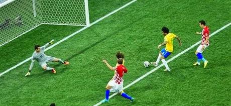 Brasil arranca el Mundial, con ayuda arbitral Brasil arranca el Mundial, con ayuda arbitral