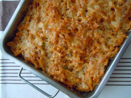 Macarrones mini gratinados con calabacin y cebolla