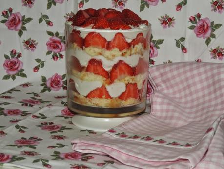 TRIFLE DE FRESAS Y FELIZ FINDE!! TRIFLE DE FRESAS Y FELIZ FINDE!!