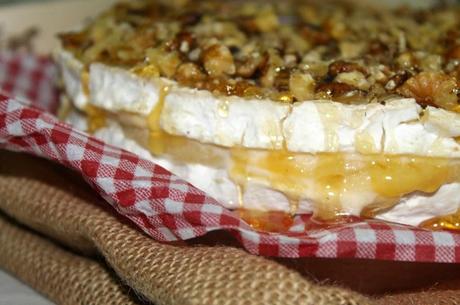 Ideas para las fiestas: Queso relleno de manzanas con nueces y miel.