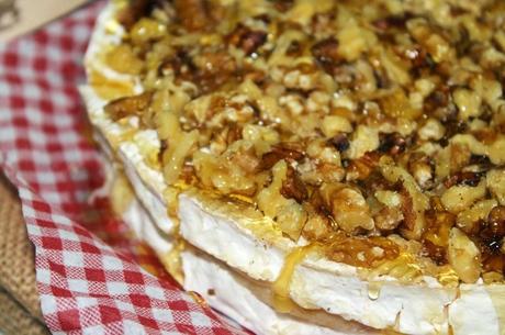Ideas para las fiestas: Queso relleno de manzanas con nueces y miel.