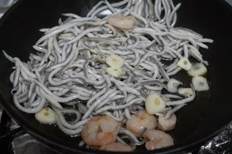 Rollito de salmón con gulas Rollito de salmón con gulas