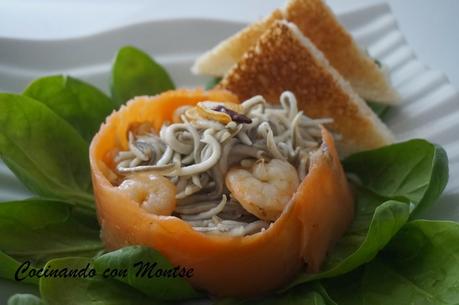 Rollito de salmón con gulas Rollito de salmón con gulas