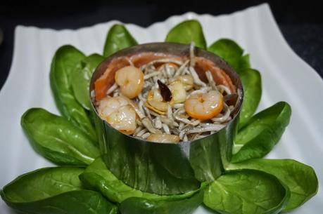 Rollito de salmón con gulas Rollito de salmón con gulas