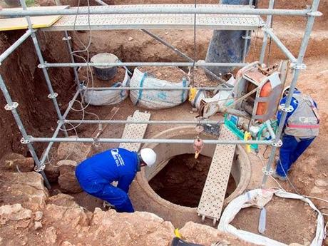 A punto de finalizar el vaciado del pozo romano del yacimiento arqueológico de Clunia (Burgos)