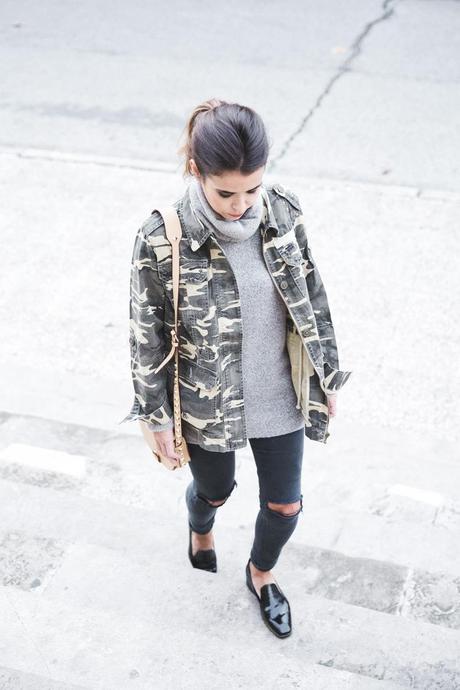 Camouflage_Jacket-Camo_Print-Ripped_Jeans-Loafers-Rebecca_Minkoff_Bag-Outfit-Street_Style-Collage_Vintage-41