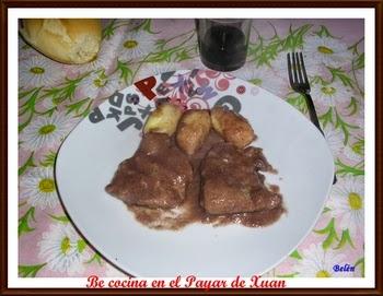 Filetes en salsa de vino y setas con ñoquis de queso