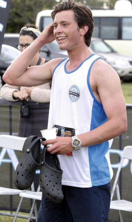 Carrera a pie – Acaba una media maratón en décima posición calzando unas crocks. Crocs