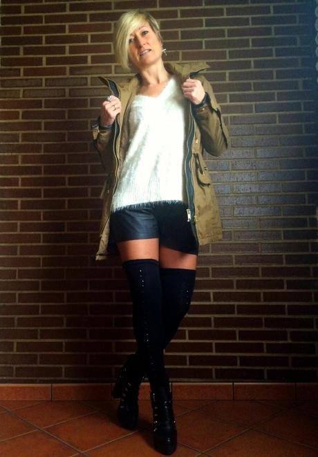 Parka y calcetines al muslo. Parka y calcetines al muslo.