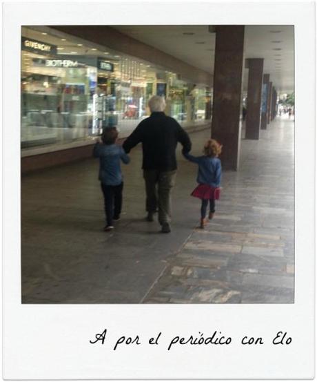 Miércoles Mudo: A por el periódico con Elo A por el periódico con Elo (donde digo periódico entiendase cualquier revista infantil en la que regalen cientos de cachibches)