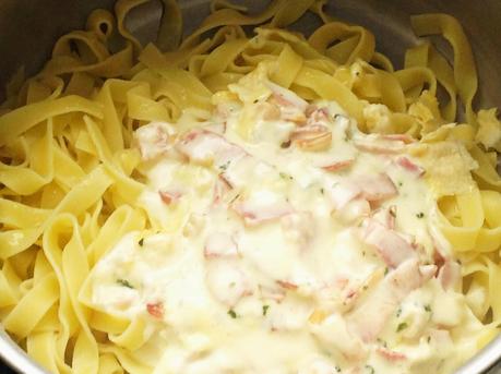 FETUCCINI CON CREMA DE LECHE Y BACON FETUCCINI CON CREMA DE LECHE Y BACON