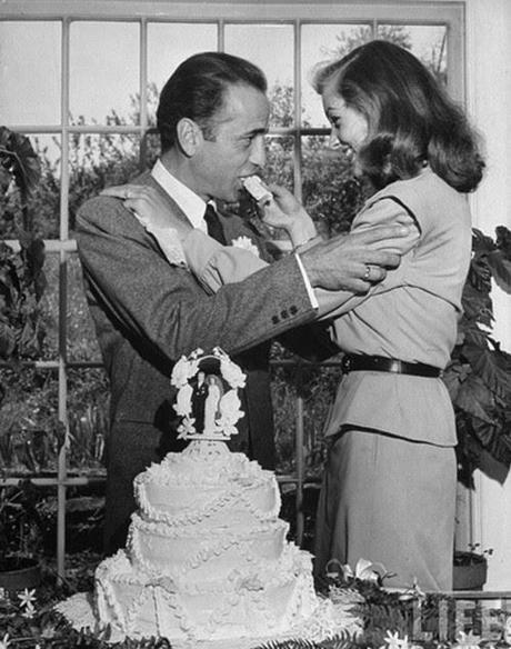 Lauren Bacall y Humphrey Bogart el día de su boda