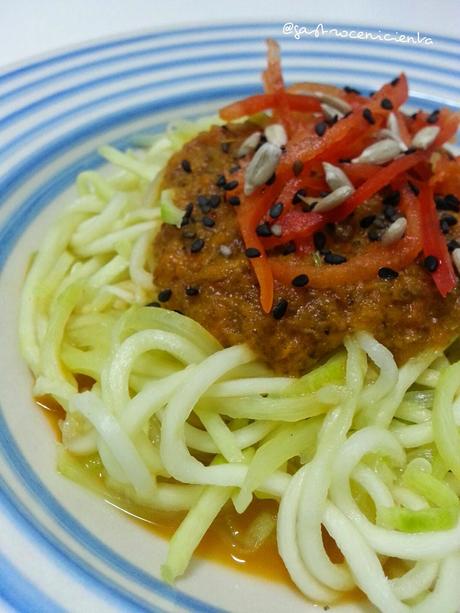 Espaguetis de Calabacín con salsa de Pimiento y Champiñón Espaguetis de Calabacín con salsa de Pimiento y Champiñón