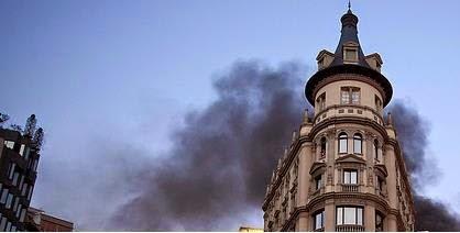 Los días siguientes fueron repitiéndose, enlazados , hasta que ya no se pudieron distinguir unos de otros Los días siguientes fueron repitiéndose, enlazados , hasta que ya no se pudieron distinguir unos de otros