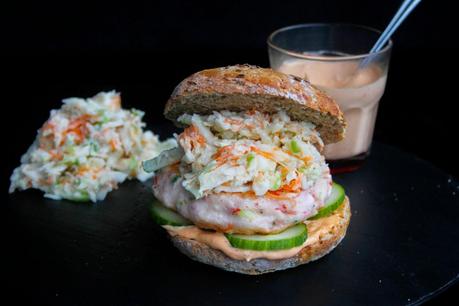 Hamburguesas de gambas con slaw y mahonesa picante Hamburguesas de gambas con slaw y mahonesa picante