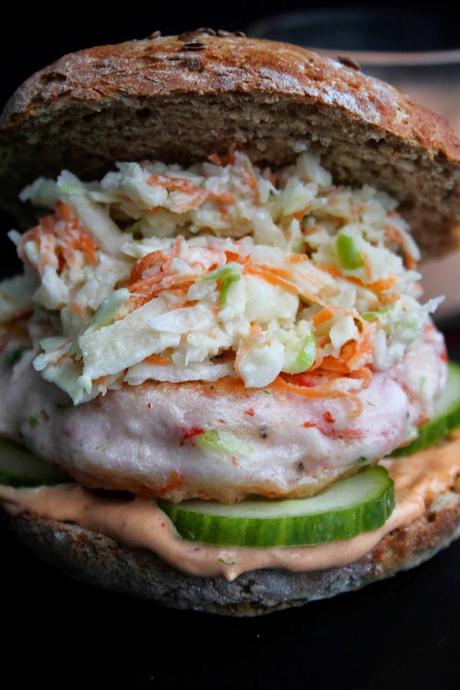 Hamburguesas de gambas con slaw y mahonesa picante Hamburguesas de gambas con slaw y mahonesa picante