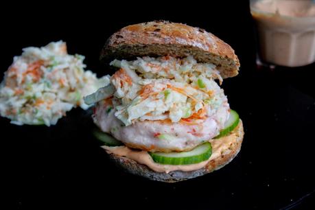 Hamburguesas de gambas con slaw y mahonesa picante Hamburguesas de gambas con slaw y mahonesa picante