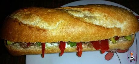 BOCATA DE ATÚN,AGUACATE Y PIMIENTOS DEL PIQUILLO BOCATA DE ATÚN,AGUACATE Y PIMIENTOS DEL PIQUILLO