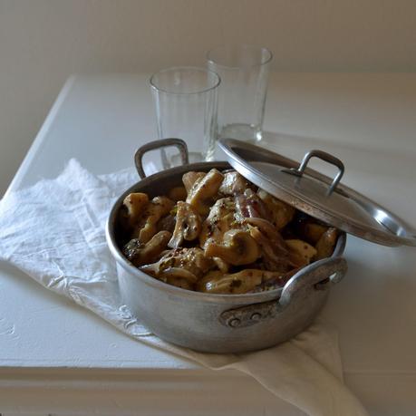 PECHUGAS DE POLLO CON CHAMPIÑONES Y SALSA DE DIJON PECHUGAS DE POLLO CON CHAMPIÑONES Y SALSA DE DIJON