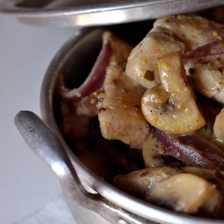 PECHUGAS DE POLLO CON CHAMPIÑONES Y SALSA DE DIJON PECHUGAS DE POLLO CON CHAMPIÑONES Y SALSA DE DIJON