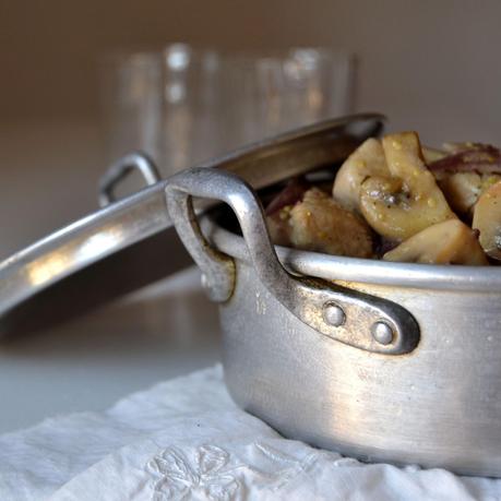 PECHUGAS DE POLLO CON CHAMPIÑONES Y SALSA DE DIJON PECHUGAS DE POLLO CON CHAMPIÑONES Y SALSA DE DIJON