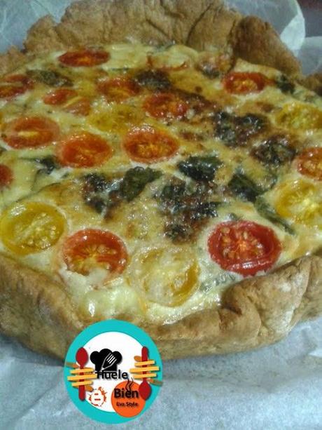 Pastel de queso azul y tomatitos