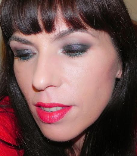 Amapola de invierno (look, manicura y outfit) Amapola de invierno (look, manicura y outfit)