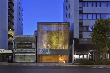 6000 piezas de vidrio a modo de fachada en esta vivienda con jardín