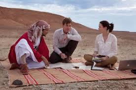Crítica de “La pesca del salmón en Yemen” (2011) – Estreno en España: 20-abril-2012 Manu Zapata_El cine (de estreno) fácil de leer_vivazapata.net_CON EL JEQUE SENTADOS