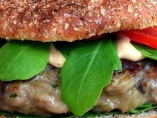 Hamburguesa champiñones, queso cabra rúcula
