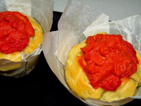 Magdalenas de tortilla de patatas con salsa brava