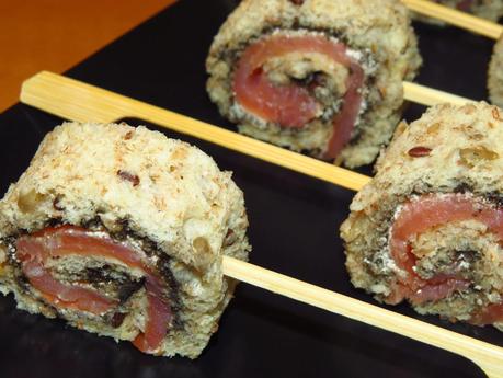 Rollitos de salmón con olivada y Crème Fraîche