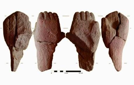 Hallan en Tútugi una mano que podría ser parte de una escultura similar a la Dama de Baza Hallan en Tútugi una mano que podría ser parte de una escultura similar a la Dama de Baza