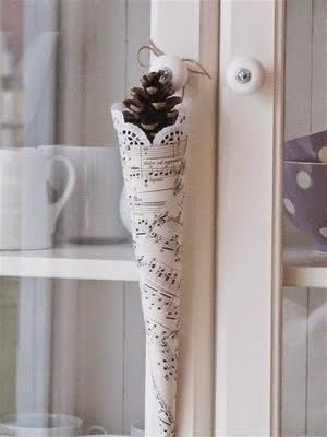 Xmas: Utiliza piñas como adornos navideños low cost. Xmas: Utiliza piñas como adornos navideños low cost.