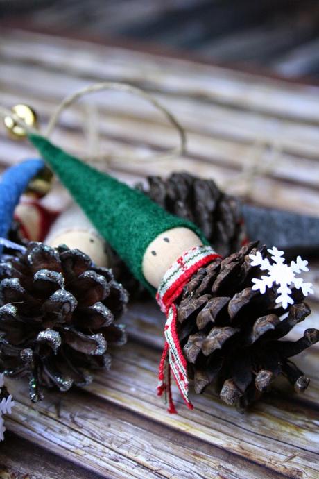 Xmas: Utiliza piñas como adornos navideños low cost. Xmas: Utiliza piñas como adornos navideños low cost.