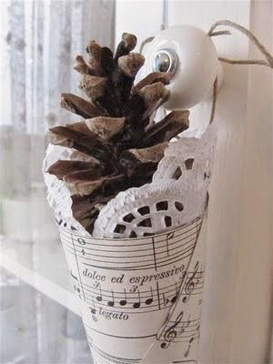 Xmas: Utiliza piñas como adornos navideños low cost. Xmas: Utiliza piñas como adornos navideños low cost.