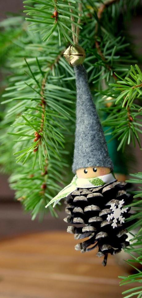 Xmas: Utiliza piñas como adornos navideños low cost. Xmas: Utiliza piñas como adornos navideños low cost.