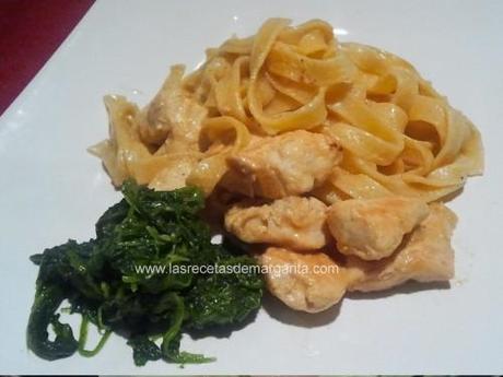 Tagliatelle con pollo y mostaza.