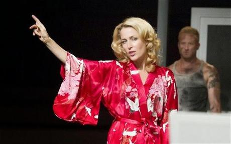 Gillian Anderson como Blanche Dubois Gillian Anderson, Blanche Dubois, un tranvia llamado deseo, streetcar named desire, evening standard theatre awards, el zorro con gafas