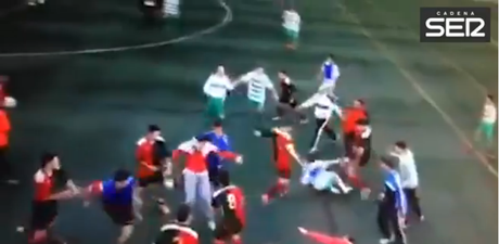 Batalla campal en un partido de juveniles en El Palo (Málaga), vídeo de la Cadena Ser