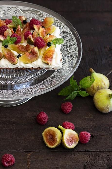 Tarta de crema diplomática y frutas