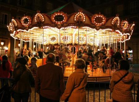 Tiovivo del mercadillo de Navidad en la plaza Mayor de Madrid