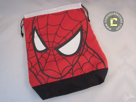 Bañador de Spider Man convertido en bolsa Bañador de Spider Man convertido en bolsa