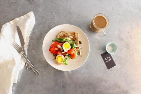 Un espacio diseñado para el desayuno con huevos en Nueva York