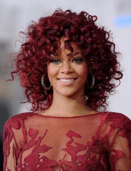 Otra mujer de raza negra que en ocasiones luce rizos más o menos amplios es la camaleónica Rihanna.