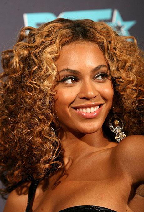 Beyoncé Knowles nos tiene acostumbrados a muchos cambios de look pero con el pelo rizado también nos gusta mucho.