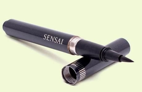Un maquillaje fácil y rápido con Sensai Liquid Eyeliner de Sensai