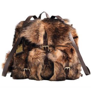 Viaja a Alaska con esta mochila de lana y cachemir y correas de cuero este invierno.