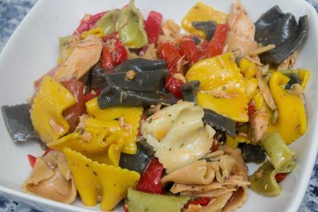 Ensalada de pasta, pimientos asados, atún y mejillones Ensalada de pasta, pimientos asados, atún y mejillones