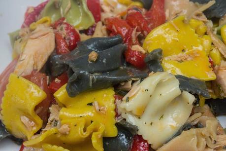 Ensalada de pasta, pimientos asados, atún y mejillones Ensalada de pasta, pimientos asados, atún y mejillones